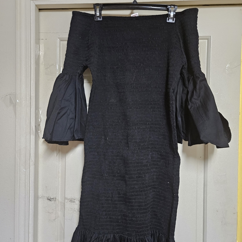 Elegant Black Maxi Dress with Flared Sleeves
